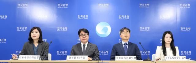 24일 오전 서울 중구 한국은행에서 열린 2025년 14분기 실질 국내총생산속보 설명회 왼쪽부터 이현영 지출국민소득팀장 이동원 경제통계2국장 박창현 국민소득총괄팀장 김다애 국민소득총괄팀 과장 사진한국은행