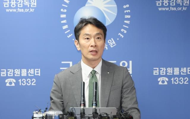 이복현 금융감독원장이 24일 서울 여의도 금감원에서 열린 자본시장 현안 브리핑에서 브리핑하고 있다사진연합뉴스 