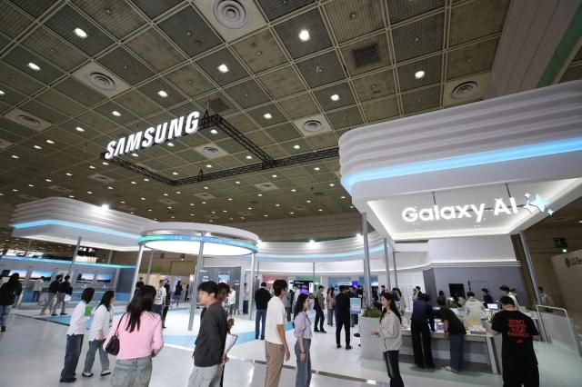 24일 서울 코엑스에서 개막한 2025 월드IT쇼 삼성전자관 전경 사진삼성전자