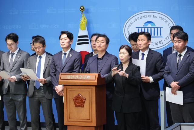 더불어민주당 전정권정치탄압대책위원회 위원들이 24일 서울 여의도 국회 소통관에서 문재인 전 대통령 기소 관련 긴급 기자회견을 하고 있다 사진연합뉴스