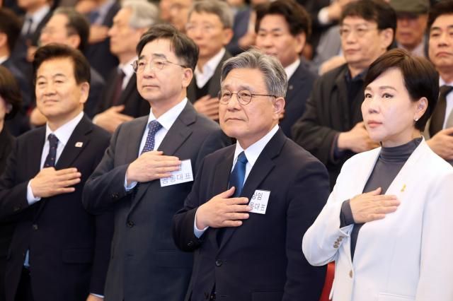 16일 서울 여의도 국회도서관 대강당에서 열린 더불어민주당 이재명 전 대표의 싱크탱크 성장과 통합 출범식에서 유종일·허민 상임 공동대표가 국기에 경례하고 있다사진연합뉴스