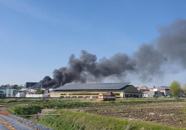 김포시에 위치한 주방용품 제조 공장에서 불이 났다 사진경기소방재난본부