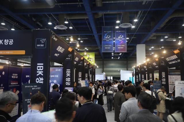 서울 강남구 코엑스에서 열린 2025 월드IT쇼WIS에서 관람객들이 IBK창공관을 둘러보고 있는 모습