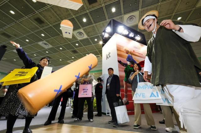 월드IT쇼 2025 관람객이 KT 전시관에서 전통놀이 이벤트를 참여하고 있다 사진KT 제공