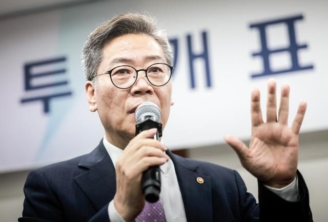 김용빈 중앙선거관리위원회 사무총장이 10일 경기 과천시 중앙선거관리위원회에서 열린 21대 대선 (사전)투·개표 절차 시연회에서 박주현 변호사의 투표함 관련 항의에 답하고 있다. [사진=연합뉴스]