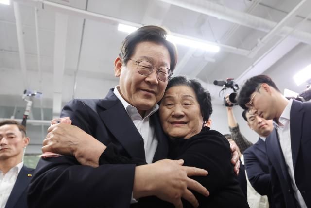 24일 오후 광주 동구 전일빌딩 245에서 더불어민주당 이재명 대선 경선 후보가 고故 문재학 열사의 어머니 김길자 씨와 포옹하고 있다 문재학 열사는 노벨문학상을 수상한 한강 작가의 소설 소년이 온다 소설의 주인공이다 사진연합뉴스