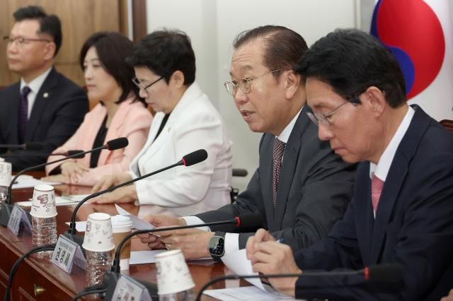 권영세 국민의힘 비상대책위원장이 24일 국회에서 열린 비상대책위원회의에서 발언하고 있다 사진연합뉴스