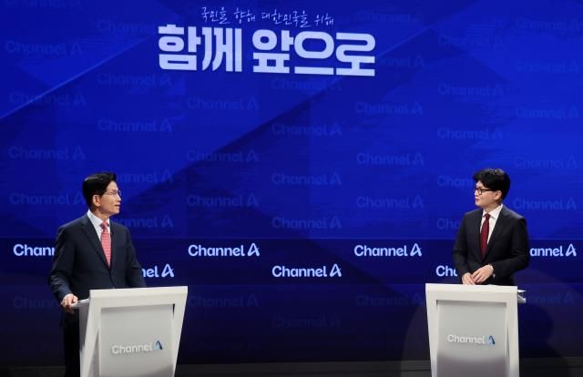 24일 서울 종로구 동아미디어센터 채널A 오픈스튜디오에서 국민의힘 대선 2차 경선 진출자인 김문수왼쪽 한동훈 후보가 토론 전 대화를 하고 있다 사진연합뉴스