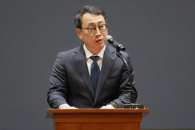 유영상 SK텔레콤 대표이사가 25일 서울 중구 SKT타워에서 SK텔레콤 이용자 유심USIM 정보가 해커 공격으로 유출된 것과 관련해 사과하고 있다 사진유대길 기자