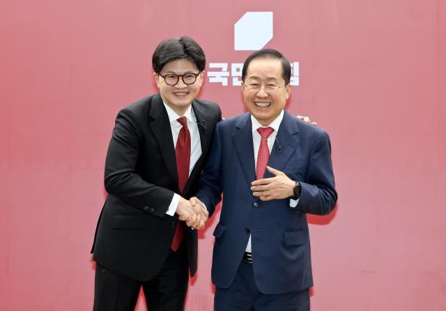 한동훈 국민의힘 대선 경선 후보와 홍준표 후보가 지난 23일 여의도 국민의힘 중앙당사에서 열린 2차 경선 토론회 미디어 데이에서 포즈를 취하고 있다 사진연합뉴스