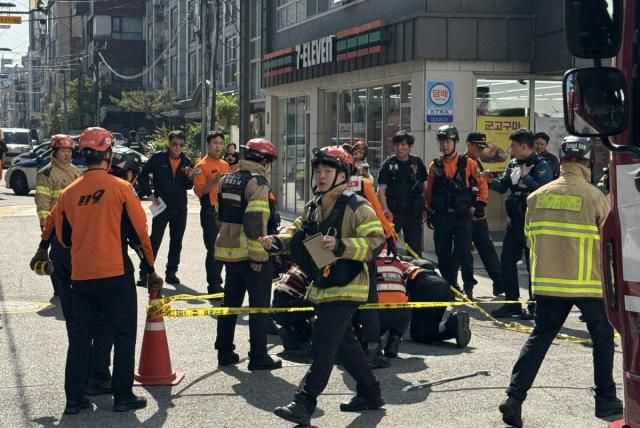 서울 강남구 역삼동 싱크홀 현장에 소방관들이 출동했다 사진연합뉴스