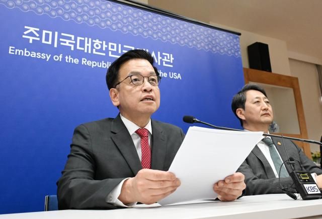 최상목 부총리 겸 기획재정부 장관왼쪽이 24일현지시간 미국 워싱턴DC 주미대사관에서 열린 한미 2+2 통상협의 결과 브리핑에서 발언하고 있다 오른쪽은 안덕근 산업통상자원부 장관사진기획재정부