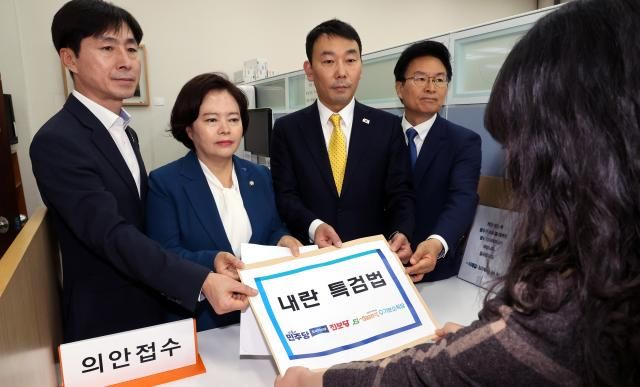 사회민주당 한창민 대표왼쪽부터 조국혁신당 정춘생 의원 더불어민주당 김용민 수석부대표 더불어민주당 정진욱 의원이 25일 오후 국회 의안과에 내란 특검법을 제출하고 있다 사진연합뉴스