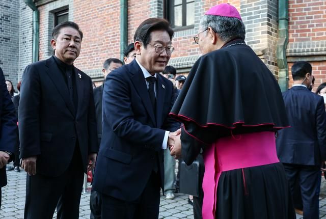 더불어민주당 이재명 대선 경선 후보가 23일 서울 중구 명동대성당에 마련된 프란치스코 교황 빈소를 찾아 조문하기 전 천주교 서울대교구 총대리 구요비 주교와 인사하고 있다 사진연합뉴스