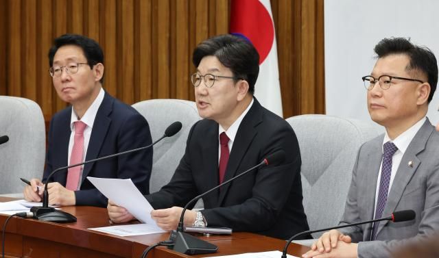 권성동 국민의힘 원내대표가운데가 25일 국회에서 열린 원내대책회의에서 발언하고 있다 사진연합뉴스