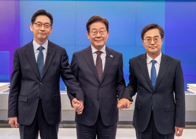 25일 서울 중구 TV조선 스튜디오에서 열린 더불어민주당 경선 마지막 TV토론회에서 후보들이 기념 촬영을 하고 있다 왼쪽부터 김경수 이재명 김동연 후보 사진연합뉴스