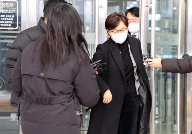 조현옥 전 청와대 인사수석이 2일 중소기업진흥공단 이사장 임명 경위에 관한 검찰 조사를 마치고 전주지검 청사를 나오고 있다 사진연합뉴스