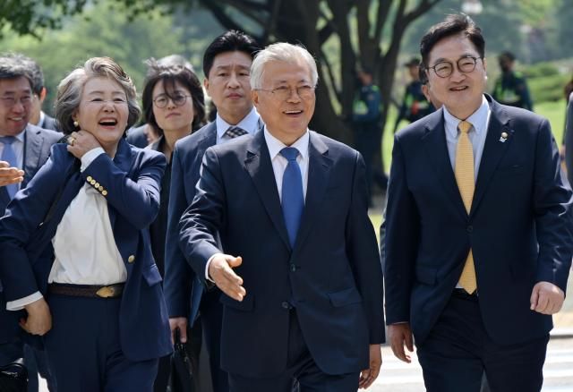 문재인 전 대통령 내외 우원식 국회의장과 참석자들이 25일 오후 서울 여의도 국회 도서관에서 열린 427 판문점선언 7주년 기념식에 참석하고 있다 사진연합뉴스