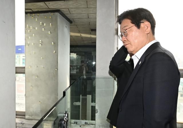 24일 오후 광주 동구 전일빌딩 245에서 더불어민주당 이재명 대선 경선 후보가 1980년 5월 당시 계엄군의 헬기사격에 의한 탄흔을 살펴보고 있다 사진연합뉴스