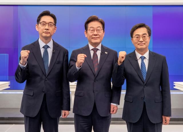 25일 서울 중구 TV조선 스튜디오에서 열린 더불어민주당 경선 마지막 TV토론회에서 후보들이 기념 촬영을 하고 있다 왼쪽부터 김경수 이재명 김동연 후보사진연합뉴스