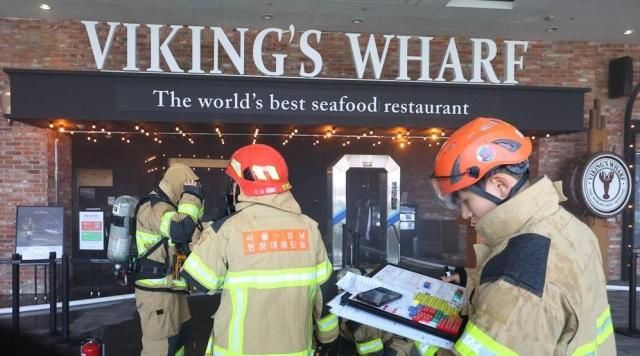 25일 서울 강남구 코엑스 내 입점한 식당에서 화재가 발생해 소방관들이 출동해 있다 사진연합뉴스