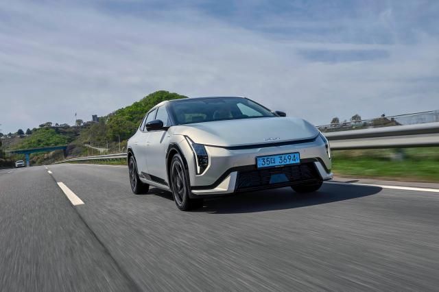 더 기아 EV4 주행사진