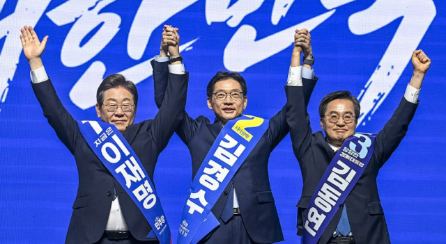 김동연 더불어민주당 대선 경선 후보가 26일 광주 서구 김대중컨벤션센터에서 열린 제21대 대통령선거 후보자 선출을 위한 호남권 합동연설회에서 다른 후보들과 함께 손을 들어 인사하고 있다 사진연합뉴스