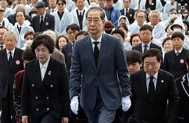 올해 4·19 기념식에서 한덕수 권한대행이 헌화에 나서고 있다 사진연합뉴스