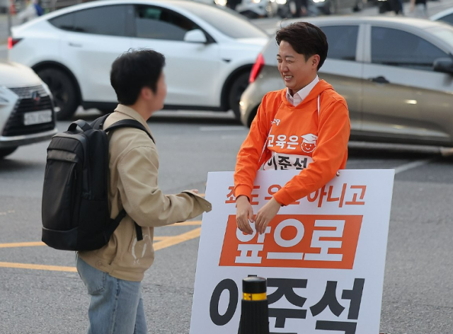 개혁신당 대선 후보인 이준석 의원이 지난 18일 서울 강남구 은마아파트 입구 사거리에서 퇴근길 인사를 했다 사진연합뉴스