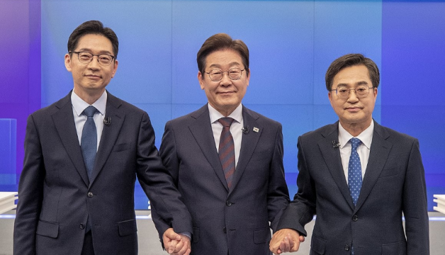 지난 25일 서울 중구 TV조선 스튜디오에서 열린 더불어민주당 경선 마지막 TV토론회에서 후보들이 기념 촬영을 하고 있다 왼쪽부터김경수 이재명 김동연 후보 사진연합뉴스