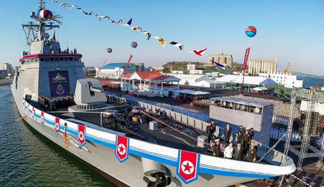 북한이 25일 진수해 공개한 5000톤급 신형 구축함 최현호 사진연합뉴스