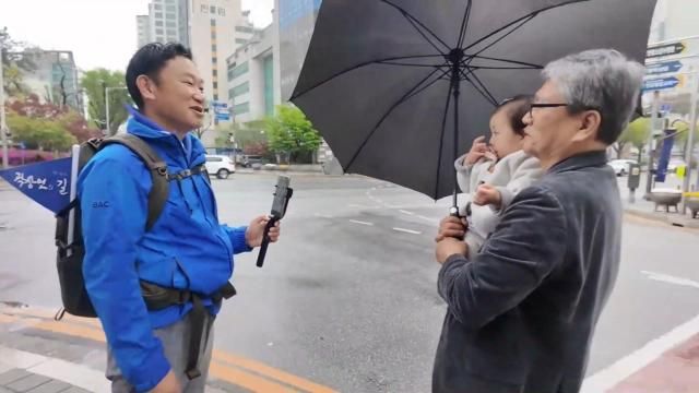 곽상언 민주당 의원이 일주일째 걸으며 거리에서 시민과 소통하는 모습 사진곽상언TV 방송화면 갈무리