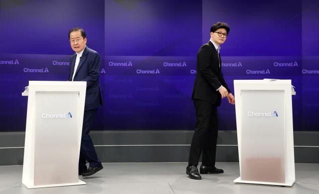 지난 25일 서울 종로구 동아미디어센터 채널A 스튜디오에서 국민의힘 대선 2차 경선 진출자인 홍준표·한동훈 후보가 기념 촬영 후 자리로 돌아가고 있다 사진연합뉴스