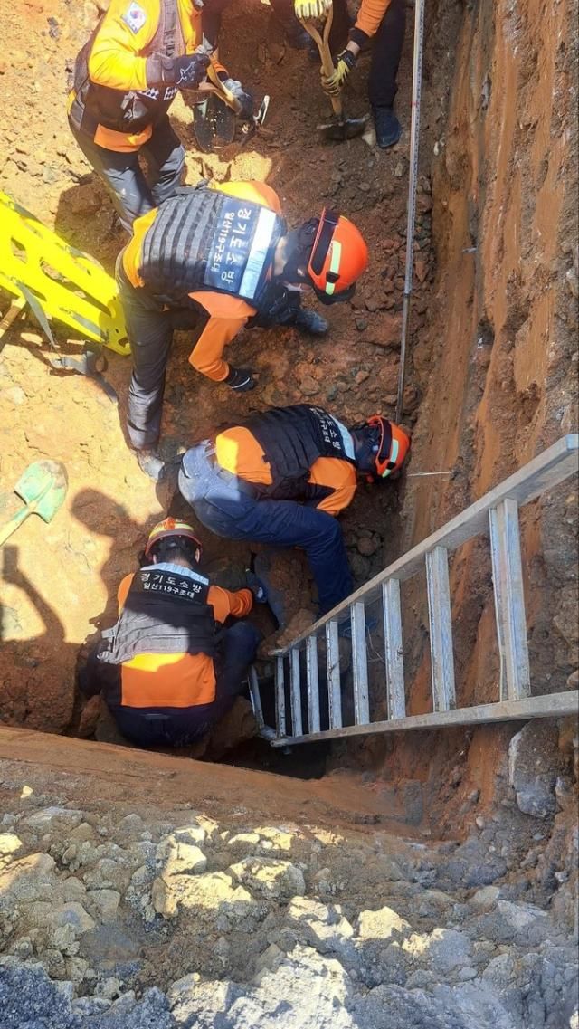 26일 고양시 풍동에서 발생한 토사 매몰사고 현장에서 구조대가 구조 작업에 나서고 있다 사진연합뉴스