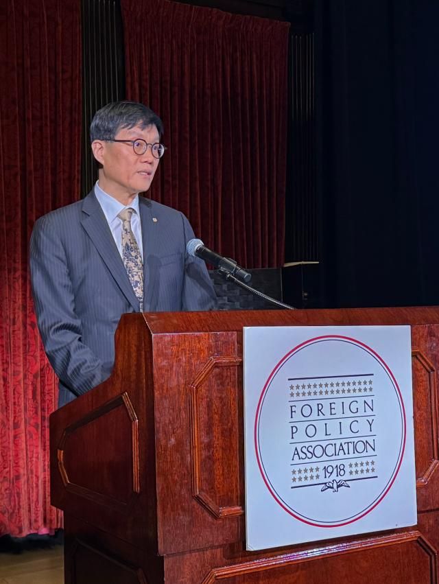 이창용 한국은행 총재가 21일현지시간 미국 뉴욕에서 외교정책협회FPA가 수여하는 메달을 받고 만찬사를 하고 있다 사진한국은행