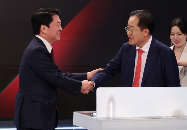 26일 서울 중구 매경미디어센터에서 열린 국민의힘 대통령 선거 제 2차 경선 후보자 토론회에서 안철수·홍준표 후보가 악수하고 있다 사진연합뉴스