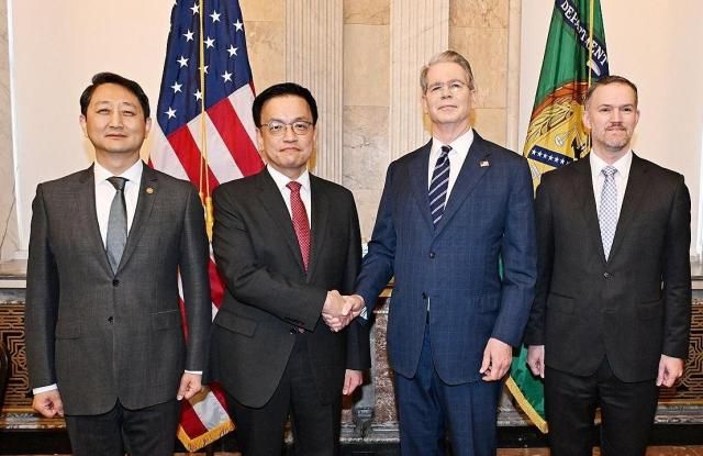 최상목 부총리 겸 기획재정부 장관이 안덕근 산업통상자원부 장관과 함께 24일현지시간 미국 워싱턴 DC 재무부에서 열린 한-미 2+2 통상협의Trade Consultation에서 기념 촬영하고 있다 왼쪽부터 안 산업부 장관 최 부총리 스콧 베센트 미 재무장관 제이미슨 그리어 미국무역대표부USTR 대표 사진연합뉴스 