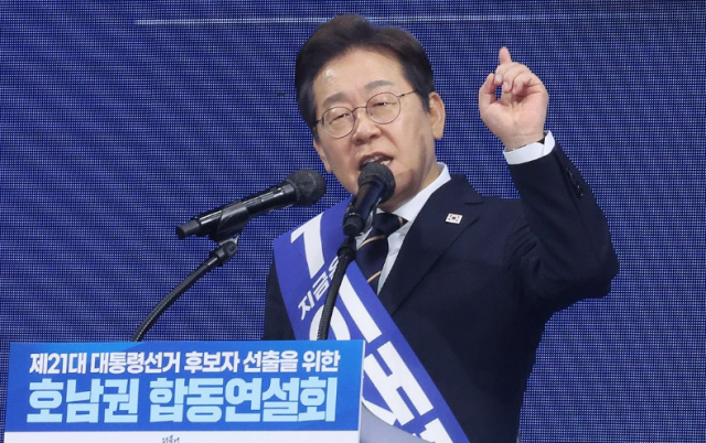 이재명 더불어민주당 대선 경선 후보가 26일 광주 서구 김대중컨벤션센터에서 열린 제21대 대통령선거 후보자 선출을 위한 호남권 합동연설회에서 연설하는 모습 사진연합뉴스