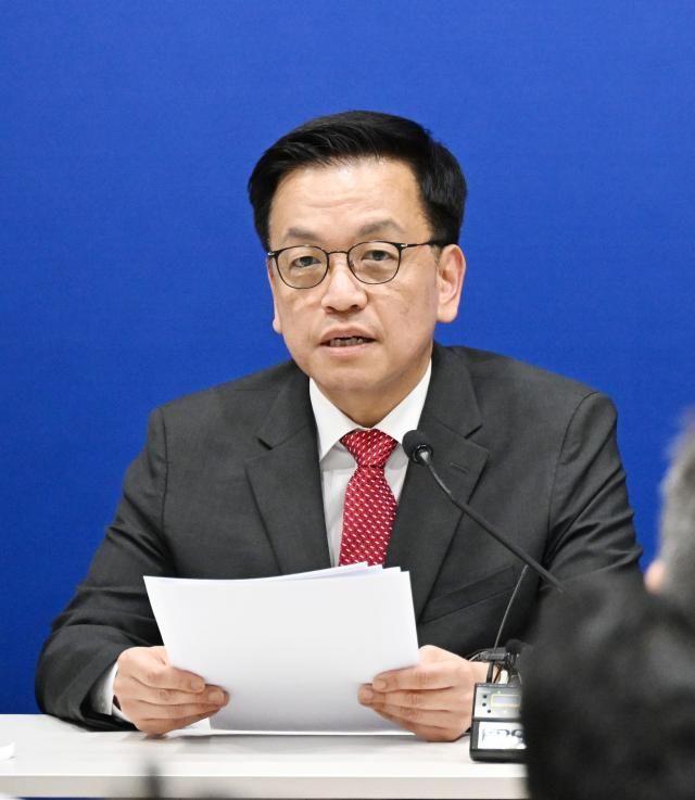 최상목 부총리 겸 기획재정부 장관이 24일현지시간 미국 워싱턴DC 주미대사관에서 열린 한미 2+2 통상협의 결과 브리핑에서 발언하고 있다 