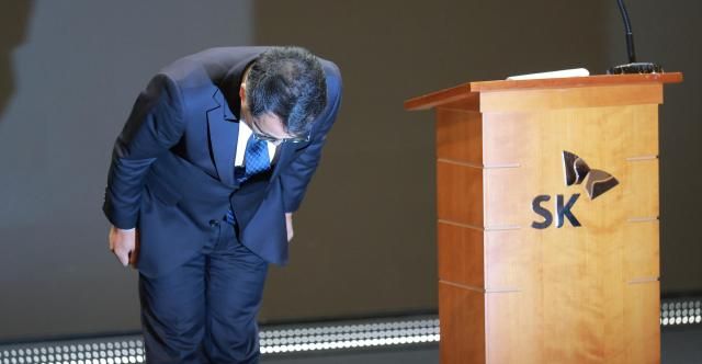 유영상 SK텔레콤 대표이사가 25일 서울 중구 SKT타워에서 SK텔레콤 이용자 유심USIM 정보가 해커 공격으로 유출된 것과 관련해 고개숙여 사과하고 있다 20250425사진유대길 기자 dbeorlf123ajunewscom