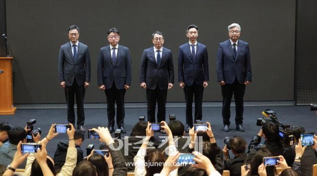 유영상 SK텔레콤 대표이사가운데를 비롯한 임원들이 25일 서울 중구 SKT타워에서 SK텔레콤 이용자 유심USIM 정보가 해커 공격으로 유출된 것과 관련해 사과하고 있다 20250425사진유대길 기자 dbeorlf123ajunewscom