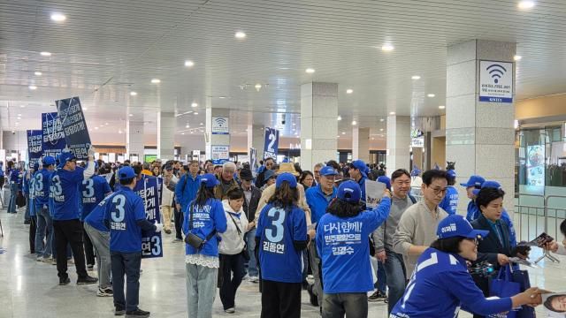 김동연 더불어민주당 대선후보 캠프 봉사자들이 27일 오후 경기도 고양시 킨텍스에서 열린 제21대 대통령선거 후보자 선출을 위한 수도권·강원·제주 합동연설회에서 지지를 호소하고 있다 사진김지윤 기자