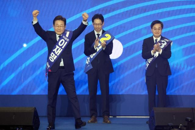 더불어민주당 이재명 대선 경선 후보왼쪽가 27일 경기 고양시 킨텍스에서 열린 제21대 대통령선거 후보자 선출을 위한 수도권·강원·제주 경선 및 최종 후보자 선출 대회에서 후보자 소개를 하자 두 팔을 들어올리고 있다 사진연합뉴스