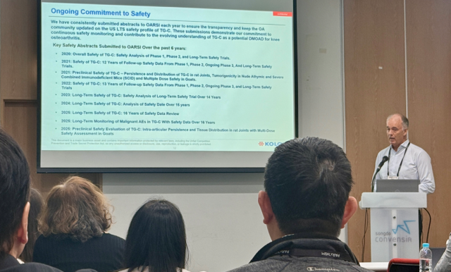 코오롱티슈진이 25일 인천 연수구 송도컨벤시아에서 열린 국제골관절염학회The OARSI 총회에서 골관절염 세포유전자 치료제 TG-C의 미국 내 장기추적 데이터 결과를 공개했다 사진코오롱티슈진