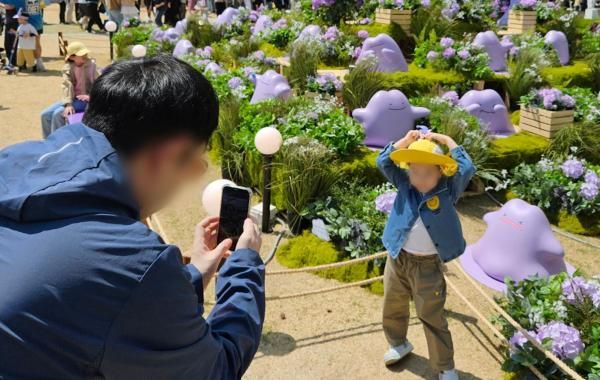 26일 서울 송파구 월드파크 잔디광장에 전시된 메타몽 앞에서 한 아이가 기념 사진을 촬영하고 있다 사진홍승완 기자 