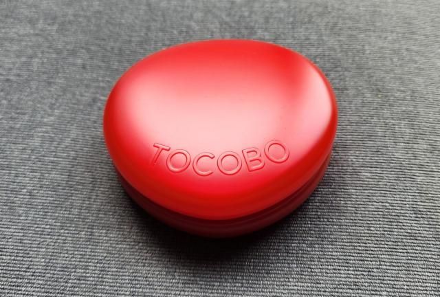 토코보의 애플 듀이 핏&nbsp;쿠션 사과가 연상되는 모양과 색으로 케이스를 만들었다 사진조현미 기자