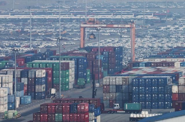 지난 8일 경기 평택항에 컨테이너가 쌓여 있다 사진연합뉴스
