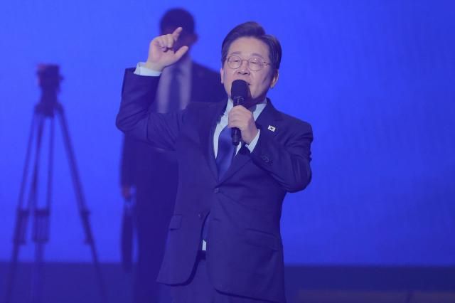 이재명 더불어민주당 대통령 후보가 27일 경기 고양시 킨텍스에서 열린 수도권·강원·제주 합동연설회에서 후보 수락 연설을 하고 있다 사진유대길 기자 dbeorlf123ajunewscom