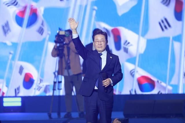 이재명 더불어민주당 대통령 후보가 27일 오후 경기 고양시 킨텍스에서 열린 수도권·강원·제주 합동연설회에 참석해 최종 후보로 선출된 뒤 수락 연설을 하고 있다 사진유대길 기자 dbeorlf123ajunewscom