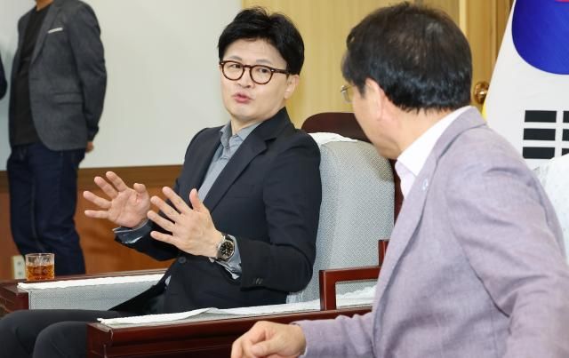 한동훈 국민의힘 제21대 대통령 선거 경선 후보가 27일 인천시청에서 유정복 시장과 회동 대화하고 있다 사진연합뉴스